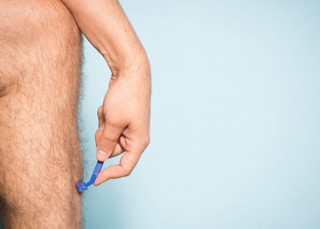 Depilación de piernas en hombres: consejos y tips - Paco Perfumerías