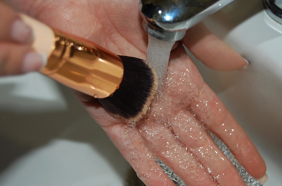 Limpiar brochas de maquillaje  Frecuencia y procedimiento 
