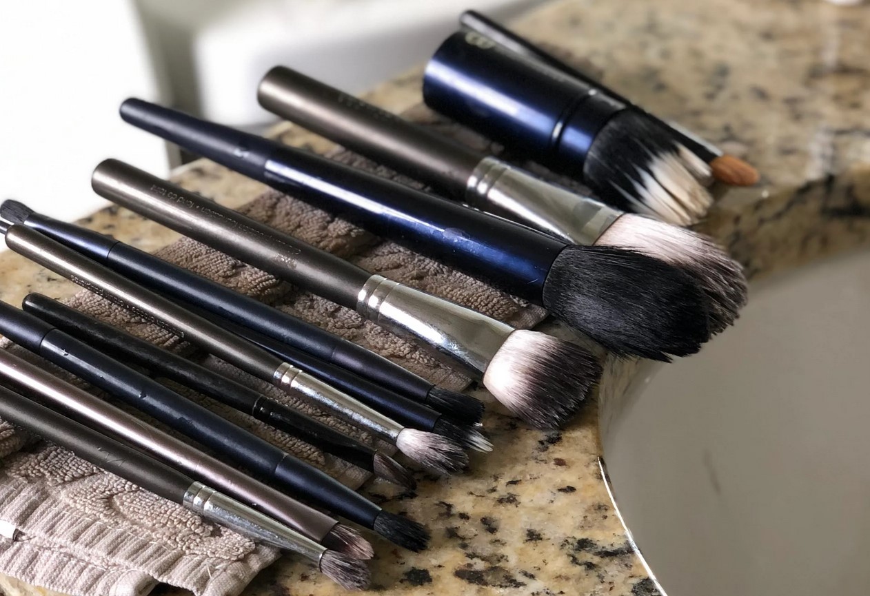 Tips y consejos de cómo limpiar brochas de maquillaje - Paco Perfumerías  Blog